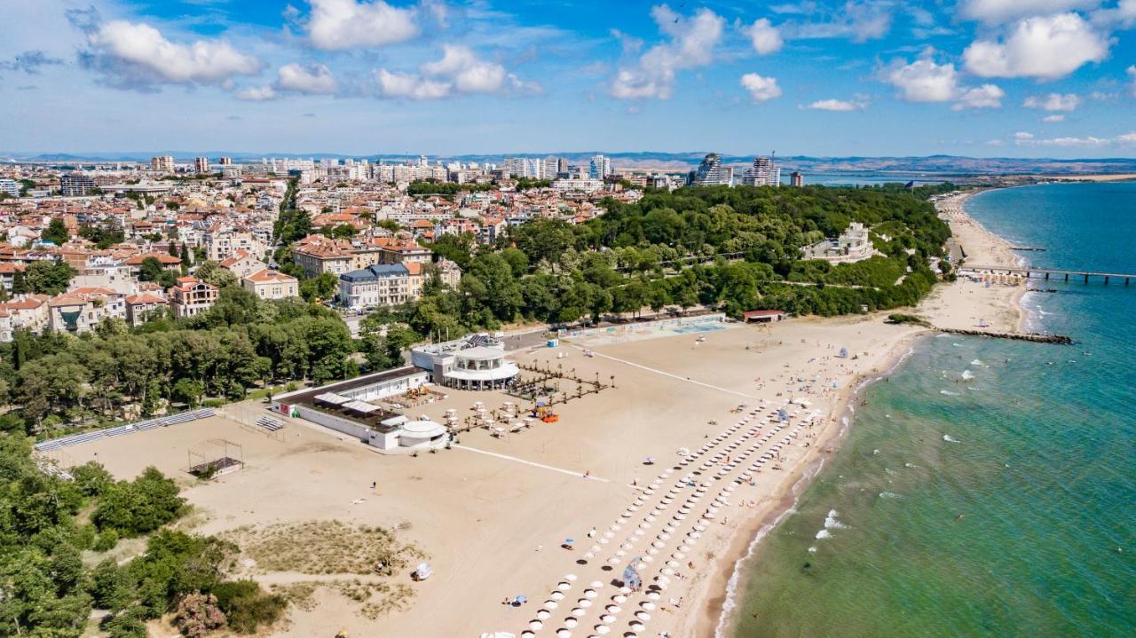 Hotel Residence Promenade Burgas Stad Buitenkant foto Aerial view of the beach