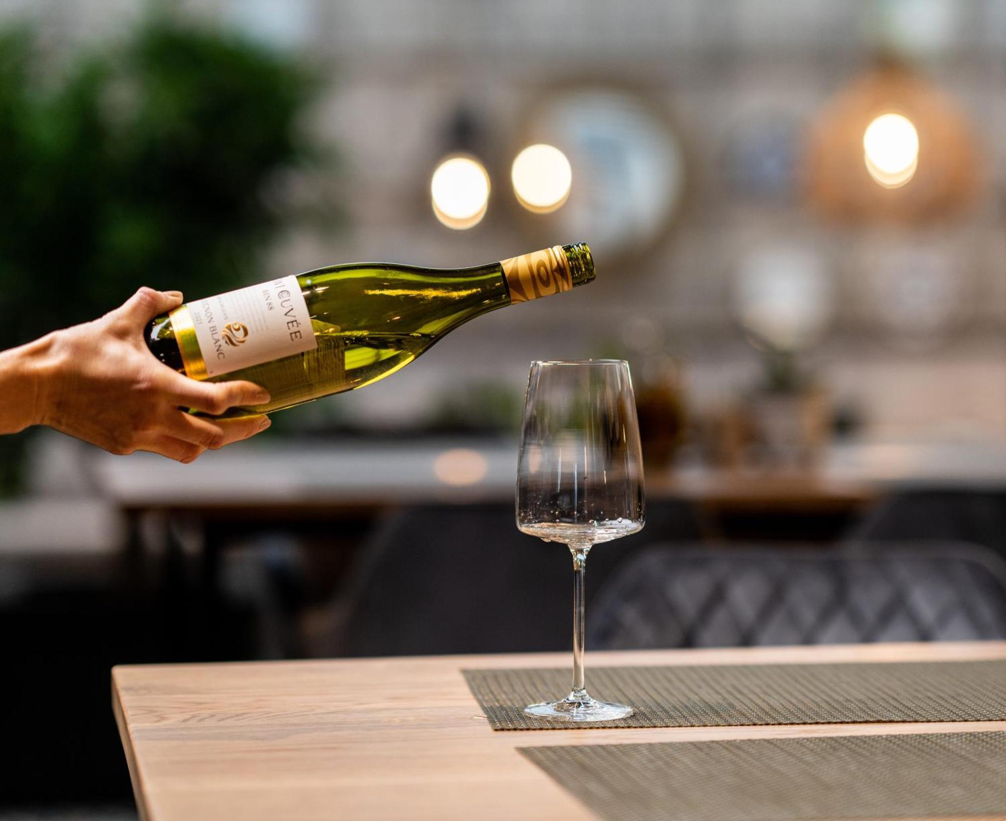 Hotel Residence Promenade Burgas Stad Buitenkant foto Wine being poured