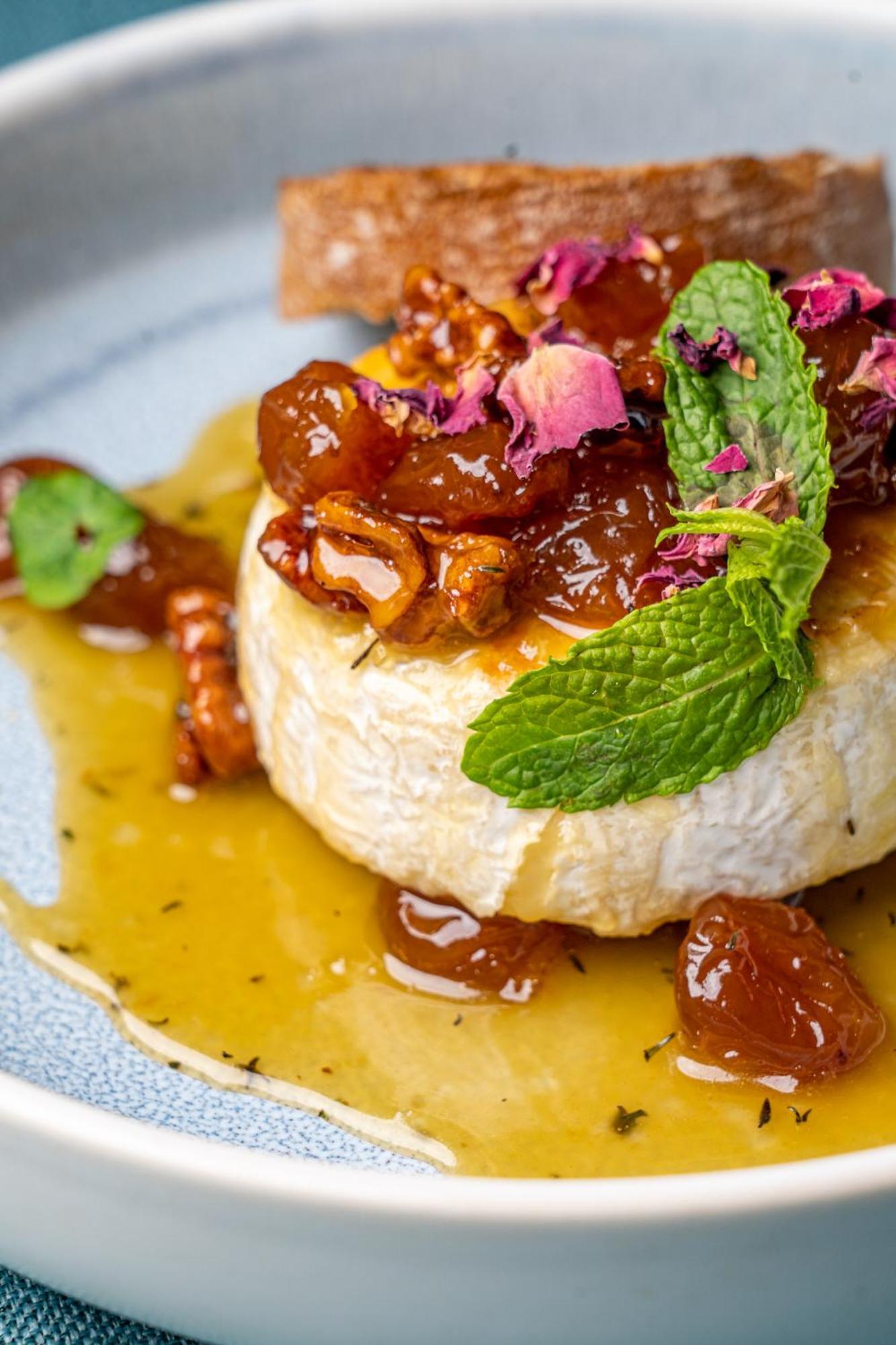 Hotel Residence Promenade Burgas Stad Buitenkant foto A cheese with honey